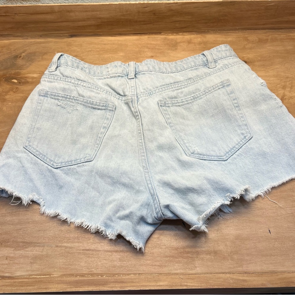 Light wash jean shorts size large